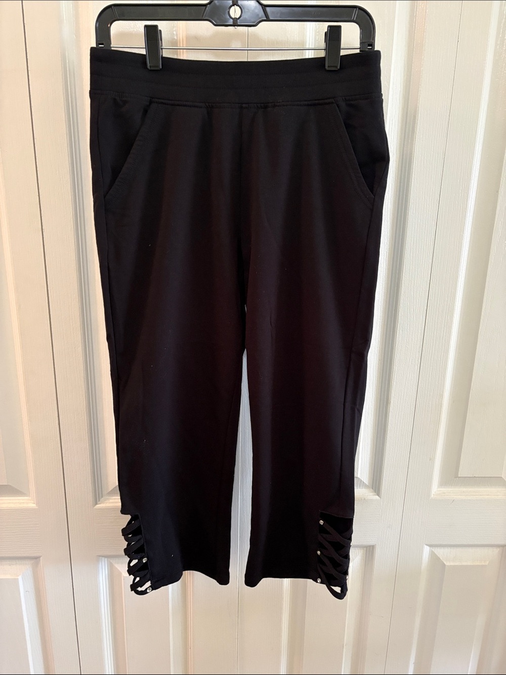 Onque Casuals Black Capri Pants with Lattice Detail